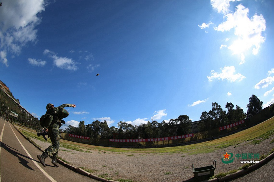 무장경찰 군인들이 수류탄 투척 훈련을 하고 있다. [사진 출처: 중국군망]