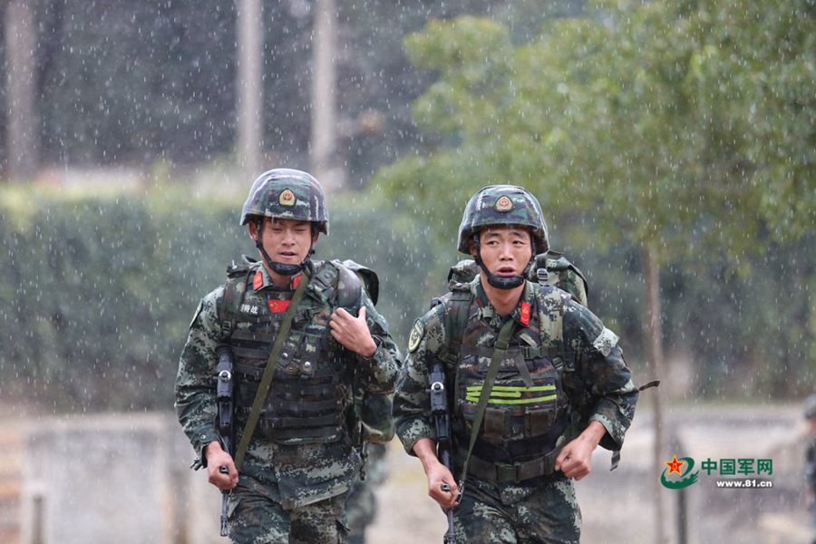 무장경찰 특전사 대원들이 빗 속에서 완전군장 기습 훈련을 하고 있다. [사진 출처: 중국군망]