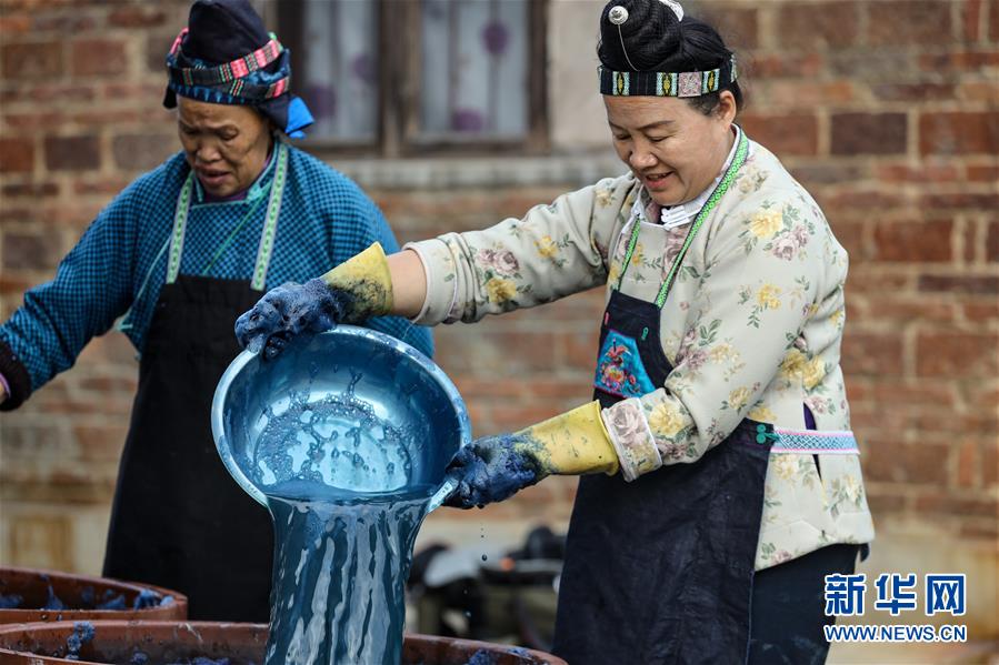 지난달 28일 양팡(楊芳•오른쪽)이 집에서 쪽물감 염료를 제작하고 있다. [사진 출처: 신화망]