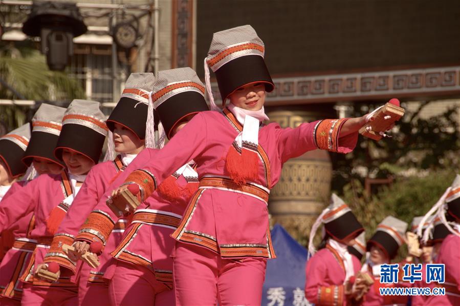 지난 12일, 요족 동포들이 성대한 공연을 선보이고 있다. [찰영/신화사 기자 야오위린(姚玉璘)]