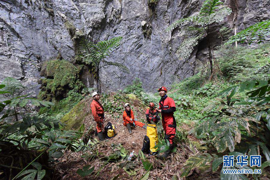 지난 2일 탐험팀이 톈컹(天坑) 암굴에서 휴식을 취하고 있다. [사진 출처: 신화망/중국지질조사국 카르스트지질연구소 제공]