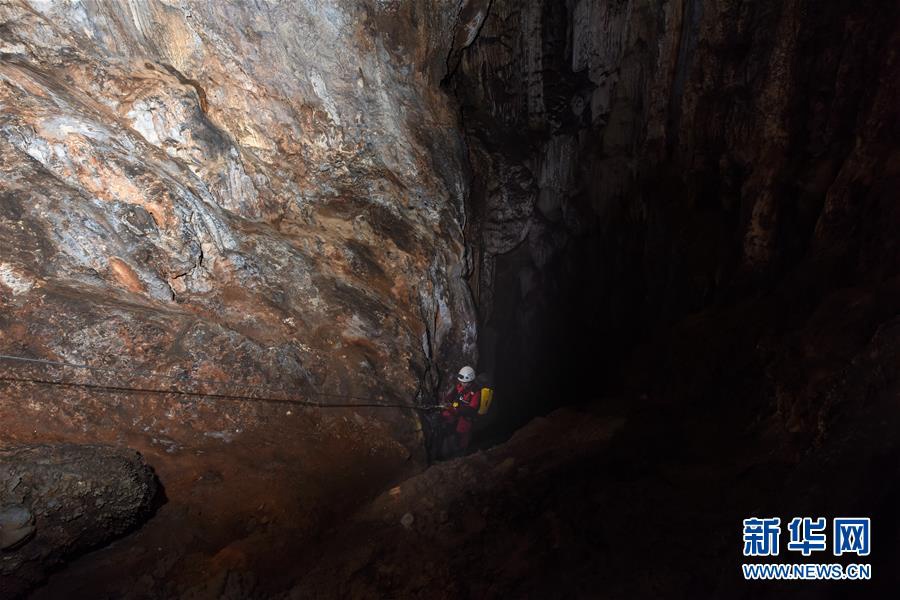 지난 3일 탐험가가 자양(甲羊) 톈컹(天坑)과 연결된 동굴을 탐사하고 있다. [사진 출처: 신화망/중국지질조사국 카르스트지질연구소 제공]