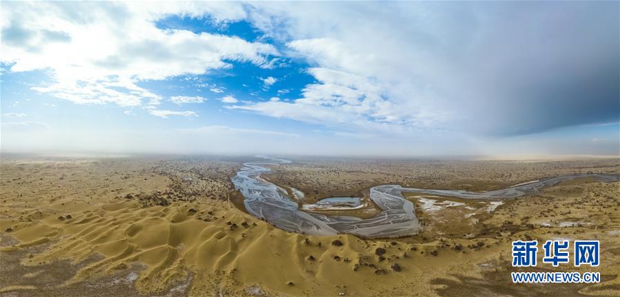 타커라마간(塔克拉瑪幹, 타클라마칸) 사막에서 촬영한 커리야허(克里雅河)강 [11월 18일 드론 촬영/사진 출처: 신화망]