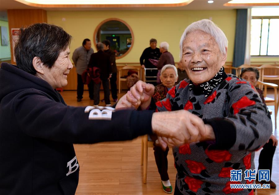 지난 14일 젠어우(建甌) 관리센터에서 80세의 쉬건디(徐根俤•오른쪽) 씨가 72세 룸메이트 리모모(李默默)씨와 함께 춤을 추고 있다. [사진 출처: 신화망]