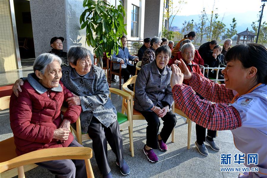 지난 15일 젠어우(建甌) 관리센터에서 직원이 노인에게 사진을 찍어주고 있다. [사진 출처: 신화망]