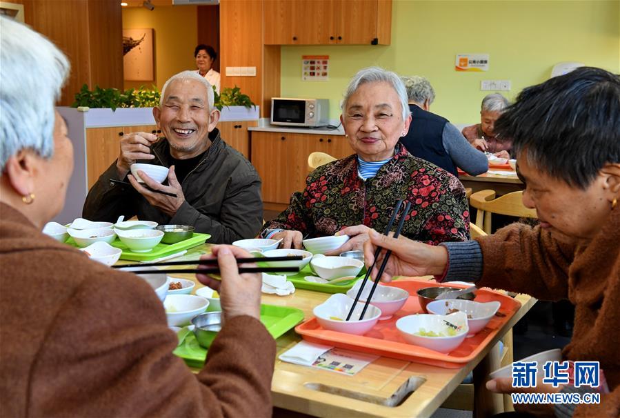 지난 14일  노인들이 젠어우(建甌) 관리센터에서 식사를 하고 있다.  [사진 출처: 신화망]