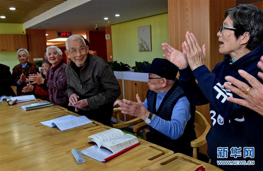 지난 14일 젠어우(建甌) 관리센터에서 노인들이 합창대 신입 회원을 환영하고 있다. [사진 출처: 신화망]