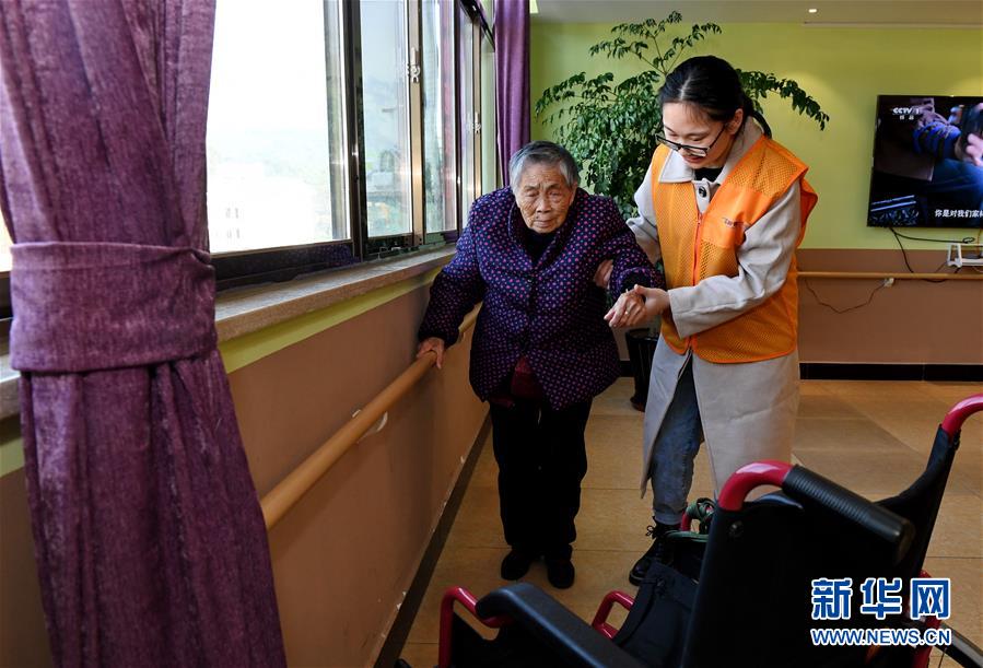 지난 14일 젠어우(建甌) 관리센터에서 직원이 87세 양펑차이(楊鳳彩) 노인의 걷기 연습을 돕고 있다. [사진 출처: 신화망]