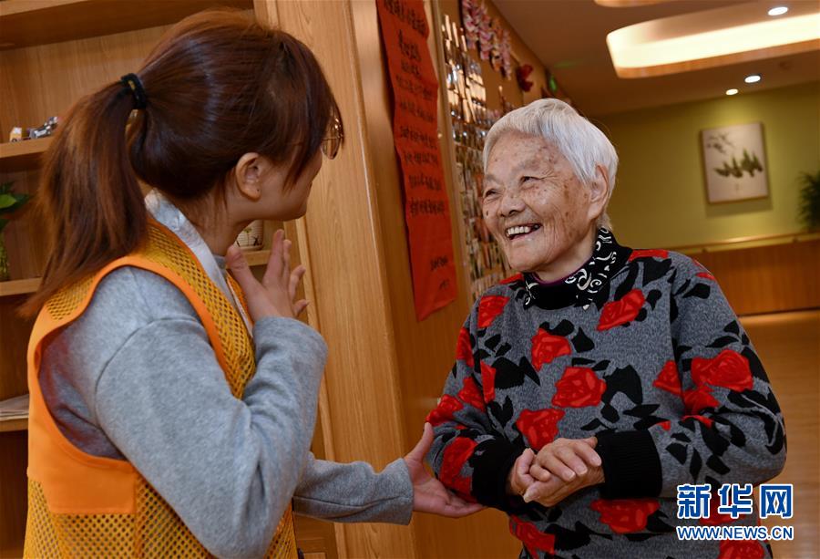 지난 14일 젠어우(建甌) 관리센터에서 직원이 80세 쉬건디(徐根俤) 노인에게 서비스에 관한 의견을 묻고 있다. [사진 출처: 신화망]