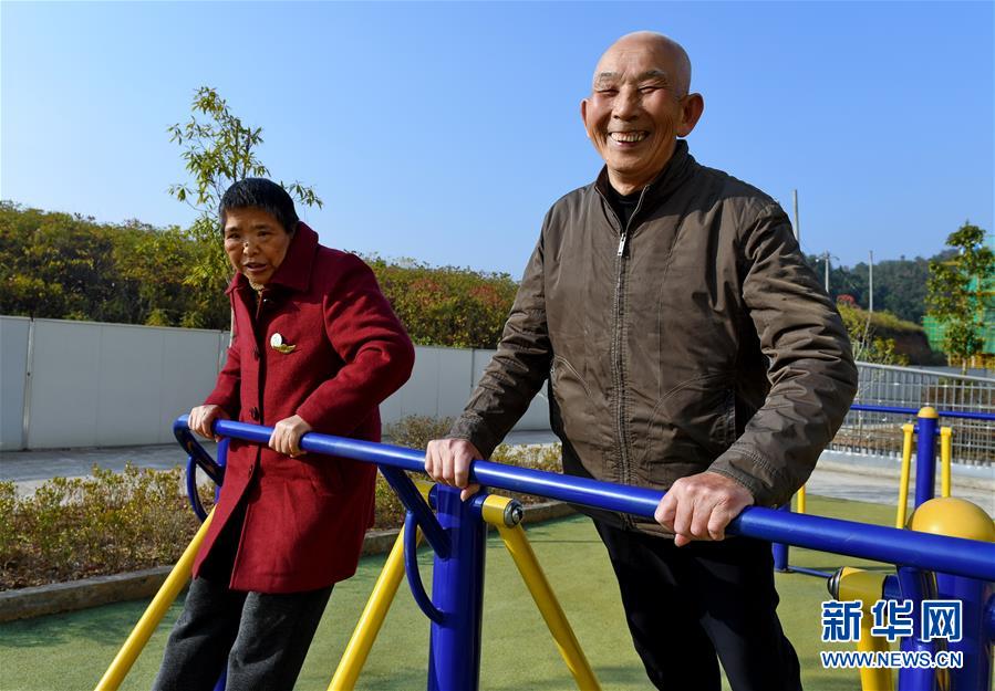 지난 15일 랴오더차이(廖德財•오른쪽) 노인이 젠어우(建甌) 관리센터 광장에서 아침 운동을 하고 있다. [사진 출처: 신화망]