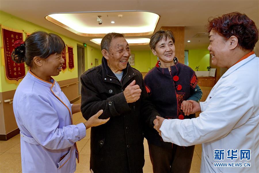 지난 14일 젠어우(建甌) 관리센터에서 직원과 노인이 환담을 나누고 있다. [사진 출처: 신화망]