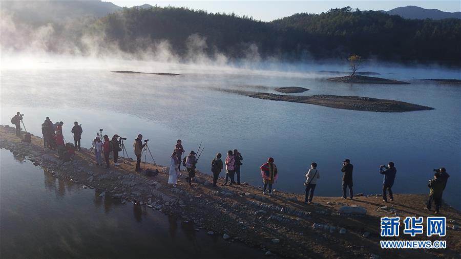 지난 14일 드론으로 촬영한 안후이(安徽)성 이(黟)현 치수(奇墅)호 이른 아침 풍경 [사진 출처: 신화망]