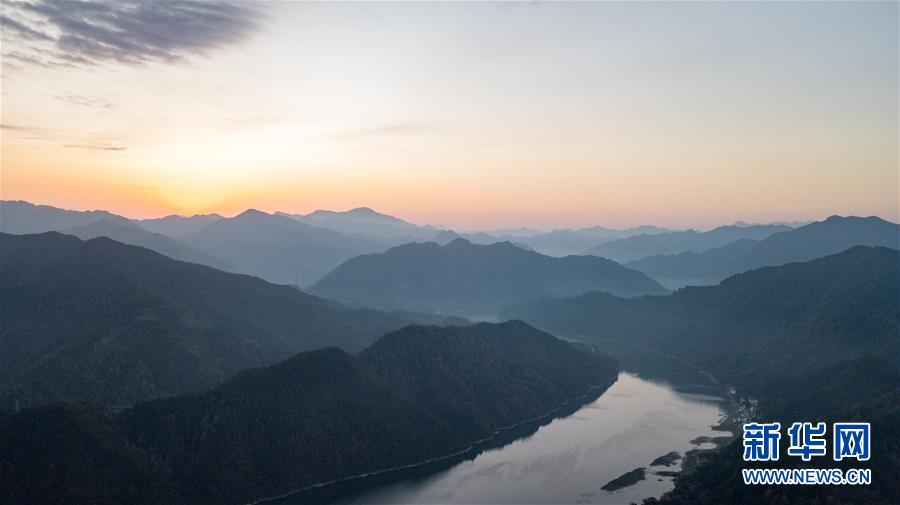 지난 16일 드론으로 촬영한 신안장(新安江) 산수이화랑(山水畫廊•산수화랑) 관광지 [사진 출처: 신화망]