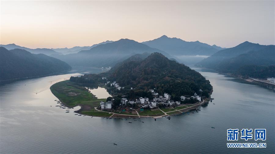 지난 16일 드론으로 촬영한 신안장(新安江) 산수이화랑(山水畫廊•산수화랑) 관광지 [사진 출처: 신화망]