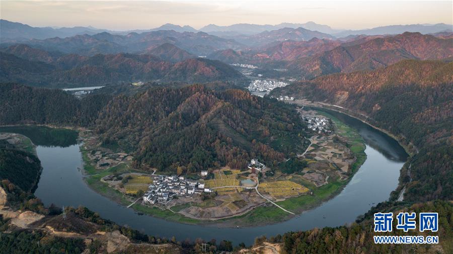 지난 16일 드론으로 촬영한 신안장(新安江) 산수이화랑(山水畫廊•산수화랑) 관광지 [사진 출처: 신화망]