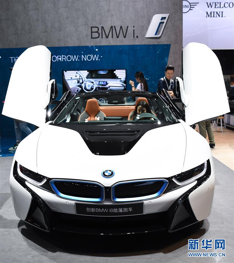 11월 22일 BMW에서 선보인 스포츠카 [사진 출처: 신화망]