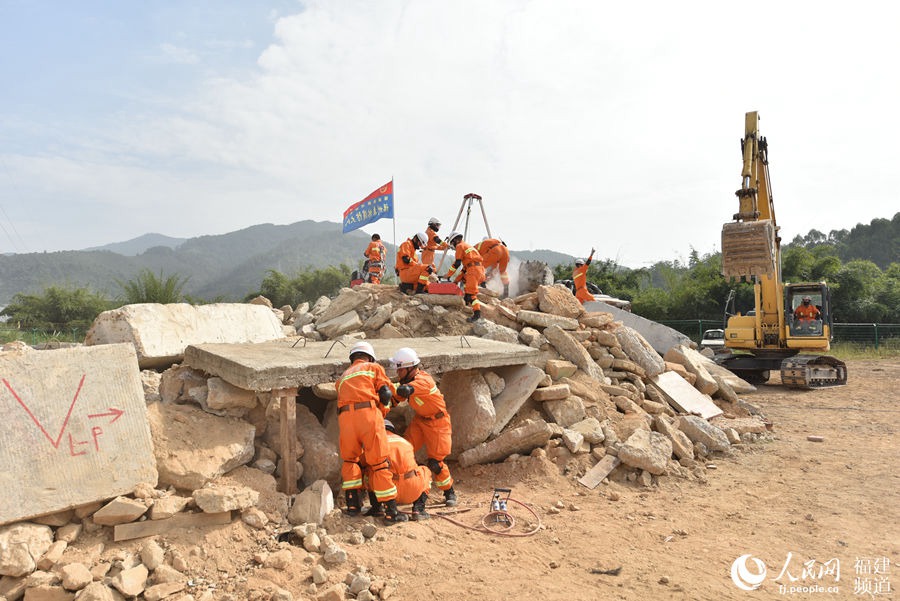 지진 후 구조 훈련 현장 [사진 출처: 인민망]