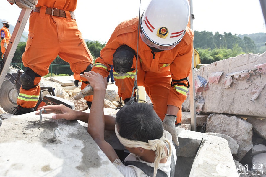 지진 후 구조 훈련 [사진 출처: 인민망]