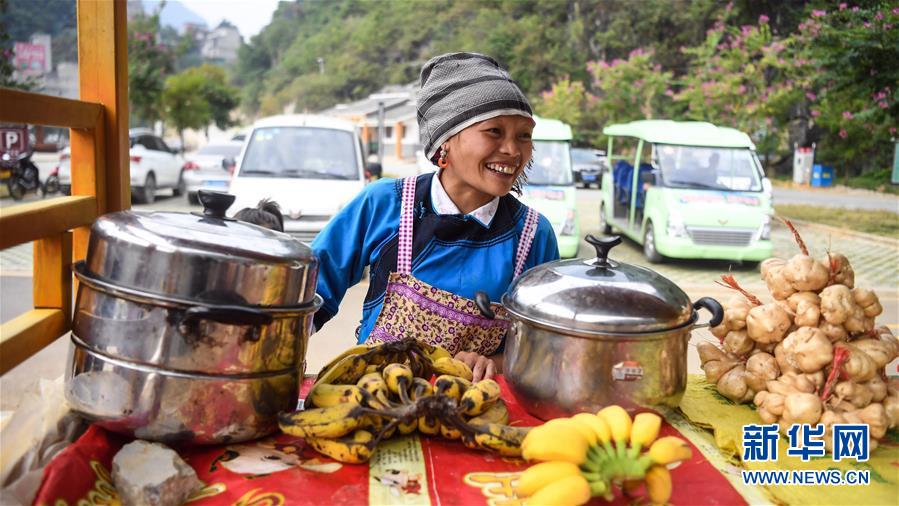 광시 링윈현 하오쿤 마을 주민들이 관광단지에서 과일을 준비해 관광객들을 맞이한다. [11월 24일 촬영/사진 출처: 신화망]