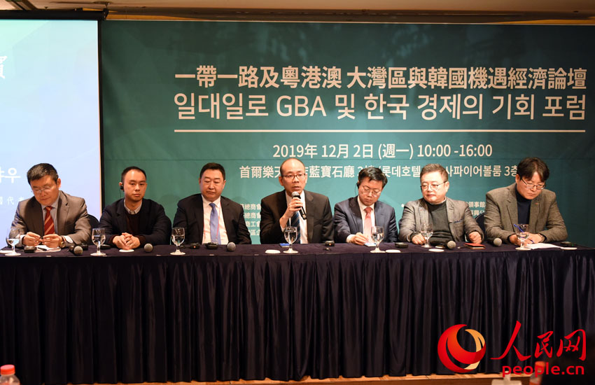 홍콩 및 한국의 기업인과 관계 기관 대표 7명이 토론을 진행하고 있다.