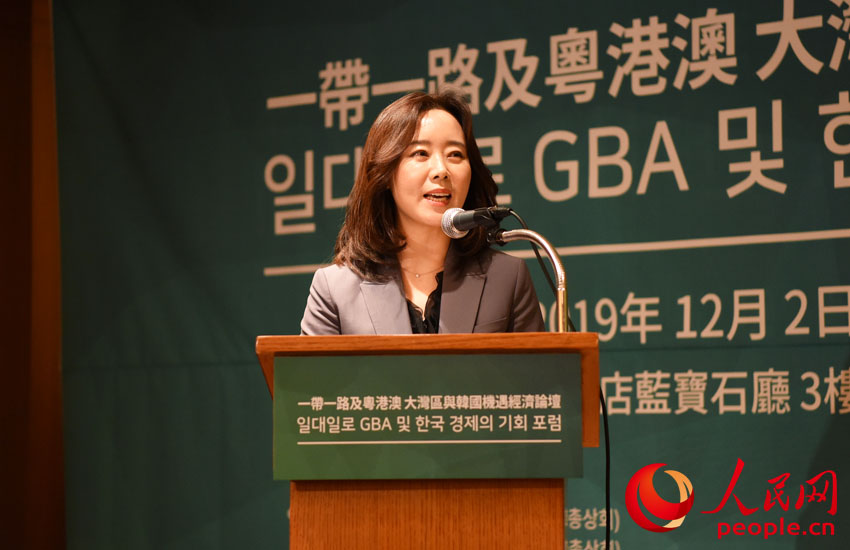 저우위보 인민망 한국지사 대표가 패널 토론의 사회를 맡고 있다.