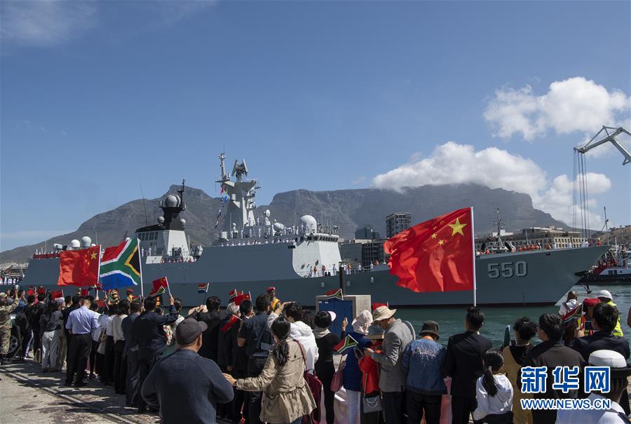 11월 24일 남아공 케이프타운항 부두에서 사람들이 중국 해군 호위함 웨이팡함의 입항을 환영하고 있다. [사진 출처: 신화망]