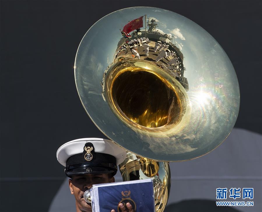 11월 24일 남아공 케이프타운항 부두에서 남아공 해군 군악대가 중국 해군 호위함 웨이팡함 입항 환영식에서 연주를 하고 있다. [사진 출처: 신화망]