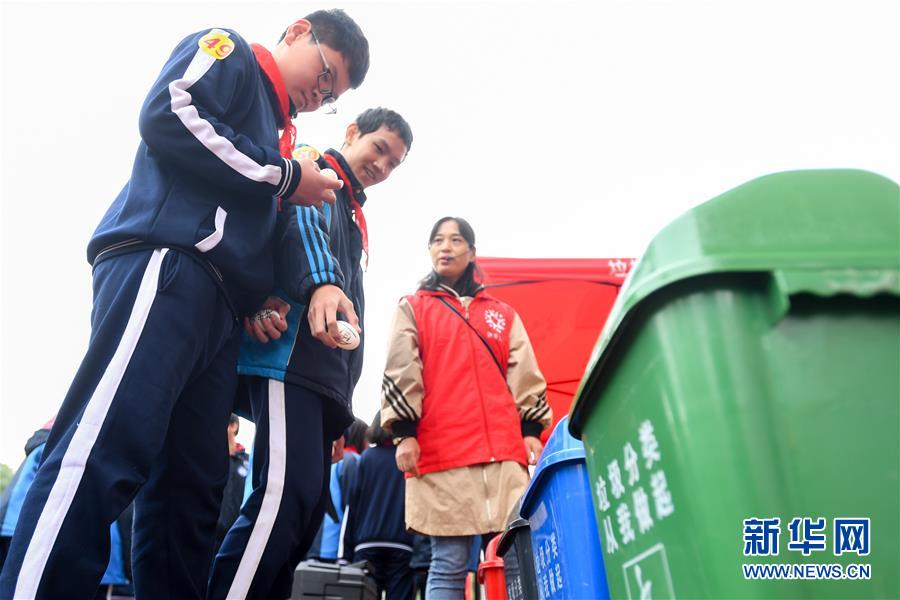 지난달 21일 창사시 제6중학 학생들이 쓰레기 분리수거 투입 게임에 참가하고 있다. [사진 출처: 신화망]