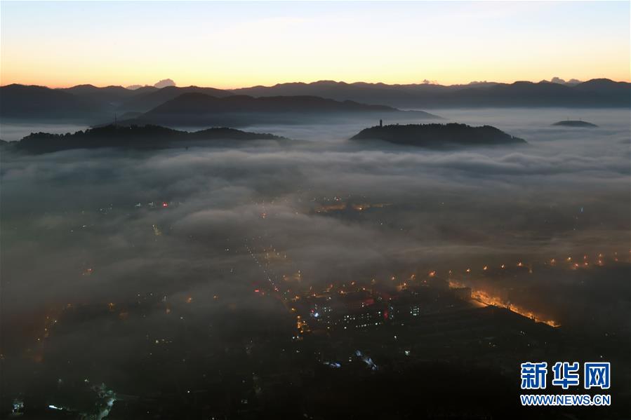 아침 햇살 받은 윈난성 푸얼시 닝얼현 운해 [12월 1일 촬영/사진 출처: 신화망]