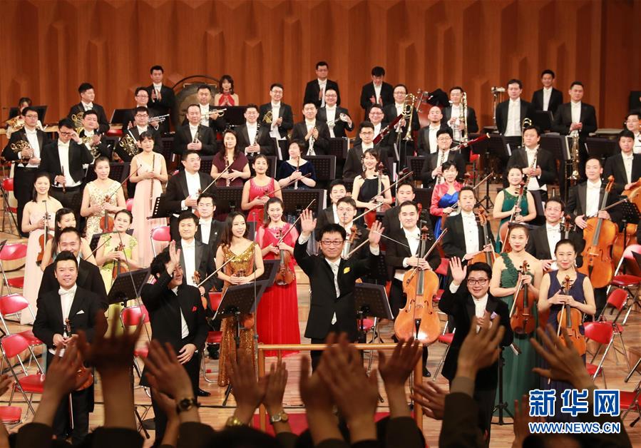 12월 1일 조선 평양에서 중국국가대극원 교향악단 단원들이 커튼콜에 답례를 하고 있는 가운데 관람객들이 일어나 박수를 치고 있다. [사진 출처: 신화망]