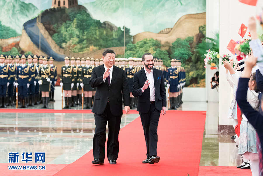 회담에 앞서 시진핑 주석과 나입 부켈레 대통령이 인민대회당 북쪽 홀에 마련된 환영식장으로 걸어가고 있다. [사진 출처: 신화망]