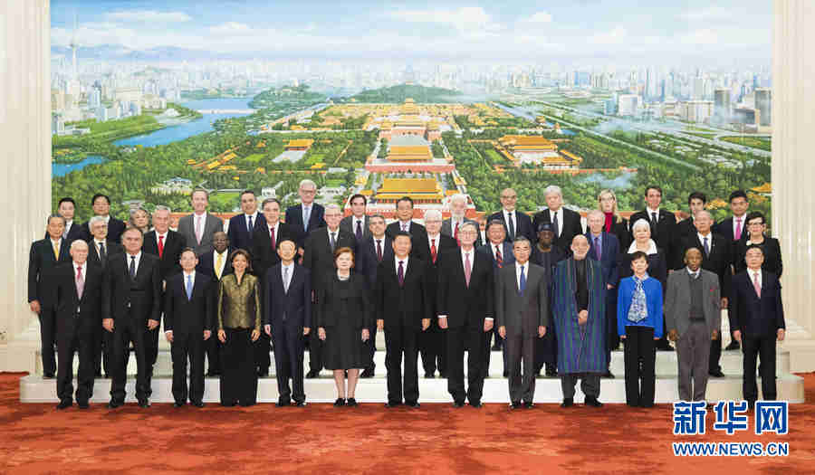 회담에 앞서 시진핑 주석과 외국 대표들이 기념사진을 촬영했다. [사진 출처: 신화망]