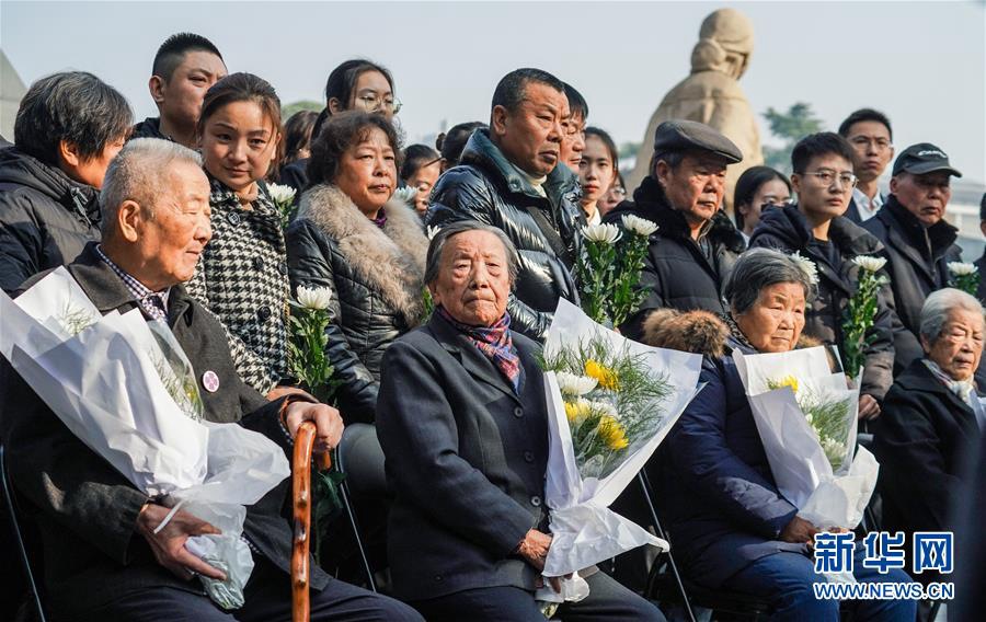 지난 3일, 난징대학살 생존자 및 희생자 유가족들이 추모행사 현장에 임했다. [활영: 신화사 리보(李博) 기자]