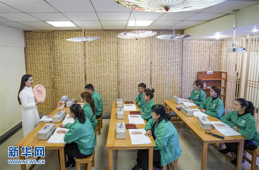 지난 5일 충칭 촨얼장비물질문화유산차이얼훈련소에서 리춘린이 회원들에게 강의하고 있다. [사진 출처: 신화망]