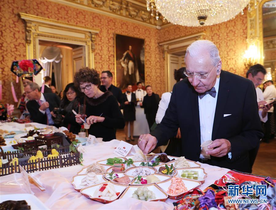 파리의 프랑스 외교부에서 내빈이 중국의 ‘백가대원(白家大院)’ 식당이 준비한 궁중 요리를 맛보고 있다. [12월 2일 촬영/사진 출처: 신화망]