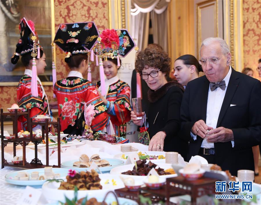 파리의 프랑스 외교부에서 내빈이 중국의 ‘백가대원(白家大院)’ 식당이 준비한 궁중 요리를 맛보고 있다. [12월 2일 촬영/사진 출처: 신화망]
