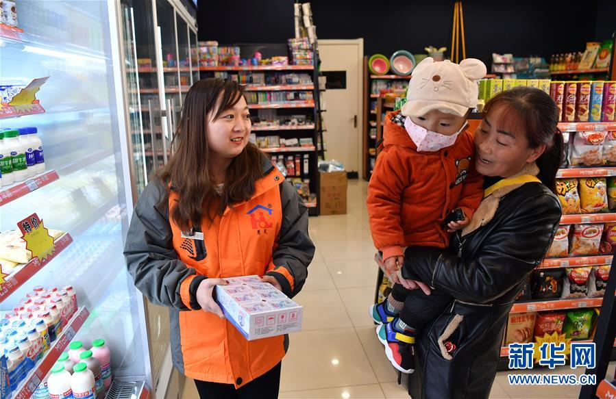시안 후이링 공익마트의 직원 샤오시(小夕, 좌)가 물건을 계산하고 있다. [12월 2일 촬영/사진 출처: 신화망]