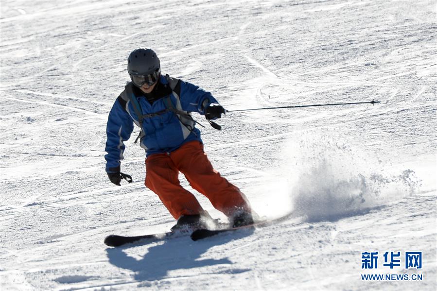 지난 8일, 한 스키 애호가가 신장 실크로드 국제리조트에서 스키를 타고 있다. [사진 출처: 신화망]