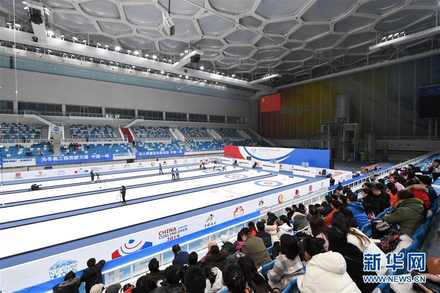 ‘워터큐브’ 국가수영센터에서 열린 중국 청소년 컬링 여자부 결승전 [12월 8일 촬영/사진 출처: 신화망]