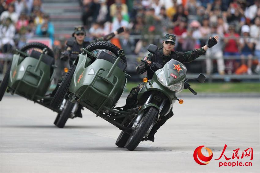 마카오 주둔 부대가 개최한 군영 개방 행사에서 여군들이 오토바이 운전 시범을 보이고 있다. [5월 2일 촬영/사진 출처: 인민망]