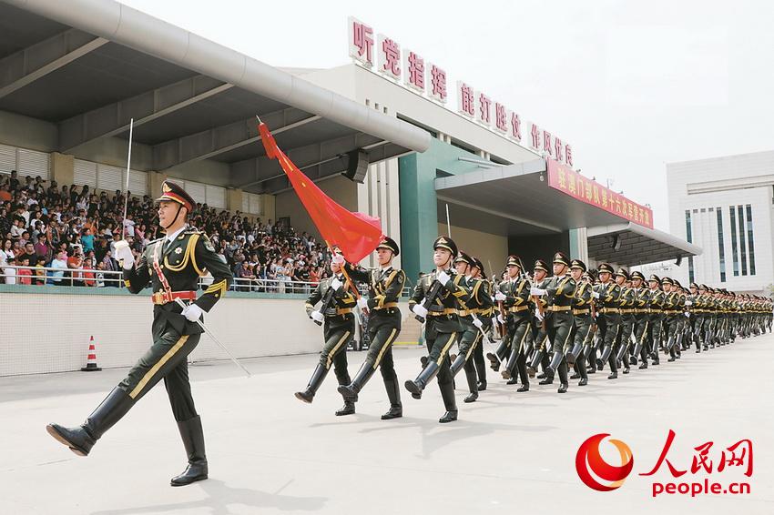 올해 5월에 열린 군영 개방 행사에서 마카오 주둔 부대 의장대가 관람대를 지나가고 있다. [사진 출처: 인민망]