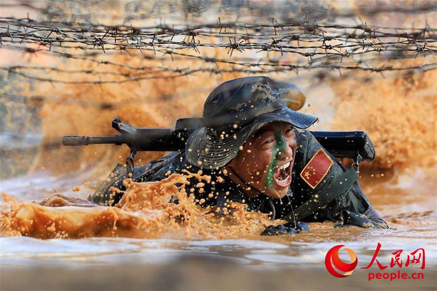 마카오 주둔 부대 특수 작전 중대 군인들이 훈련 중 진흙탕을 통과하고 있다. [11월 22일 촬영/사진 출처: 인민망]