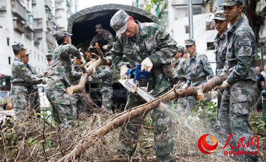 마카오 주둔 부대 군인이 태풍 하토로 인한 피해 복구 돕기 현장에서 바람에 쓰러진 나무를 치우고 있다. [2017년 8월 27일 촬영/사진 출처: 인민망]