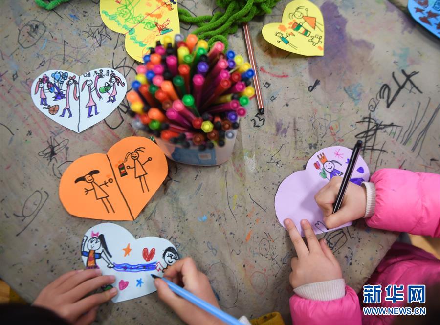 어린 아이들이 시짱의 어린 친구들에게 사랑의 목도리와 함께 보낼 사랑의 엽서를 제작하고 있다. [12월 11일 촬영/사진 출처: 신화망]