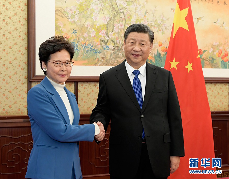 12월 16일 시진핑 국가주석이 중난하이에서 업무 보고차 베이징을 방문한 캐리 람 홍콩 특별행정구 행정장관을 만났다. [사진 출처: 신화망