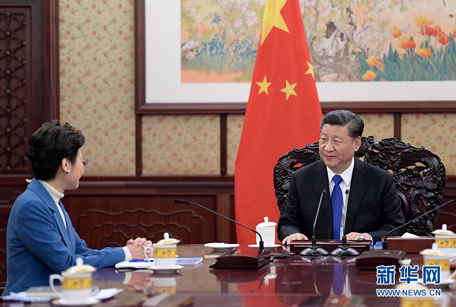 12월 16일 시진핑 국가주석이 중난하이에서 업무 보고차 베이징을 방문한 캐리 람 홍콩 특별행정구 행정장관을 만났다. [사진 출처: 신화망