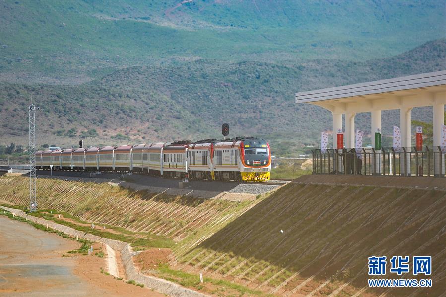 2019년 10월 16일 우후루 케냐타 케냐 대통령이 탄 열차가 Nairobi-Malaba 철도를 지나고 있다. 중국 기업이 건설한 케냐 Nairobi-Malab 철도 1기 사업은 이날 공식으로 개통됐다. [사진 출처: 신화망]