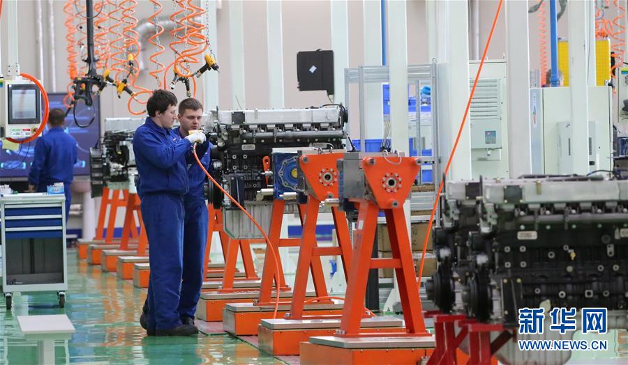 2019년 10월 14일 벨라루스 민스크 공항 근처 중국벨라루스공업단지(中白工業園•Great Stone)에서 두 명의 벨라루스 직원이 디젤엔진을 조립하고 있다. 이날 웨이차이(濰柴)그룹과 벨라루스 국영기업 MAZ 그룹이 합자해서 건설한 엔진 생산 공장이 본격 가동에 들어가며 디젤엔진을 대량 생산하기 시작했다. [사진 출처: 신화망]