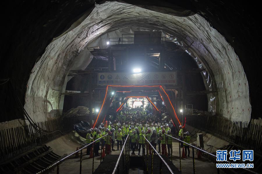 2019년 5월 14일 인도네시아 서자바주 왈리니(Walini)에서 촬영한 자카르타-반둥 고속철도 왈리니 터널 내부 모습. 중국 기업이 공사한 왈리니 터널이 이날 관통함으로써 자카르타-반둥 고속철도 건설이 단계적으로 중요한 진전을 이뤘음을 나타냈다. 이는 전 구간 건설 가속화에 견실한 토대를 마련해 주었다. [사진 출처: 신화망]
