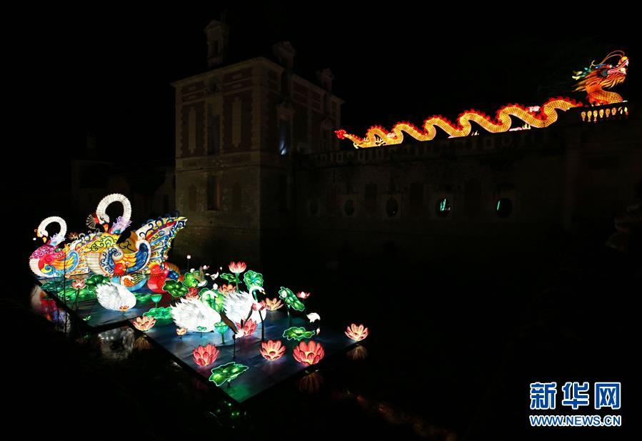 프랑스 셀-쉬르-셰르 고성을 장식한 중국 채색등 [12월 15일 촬영/사진 출처: 신화망]